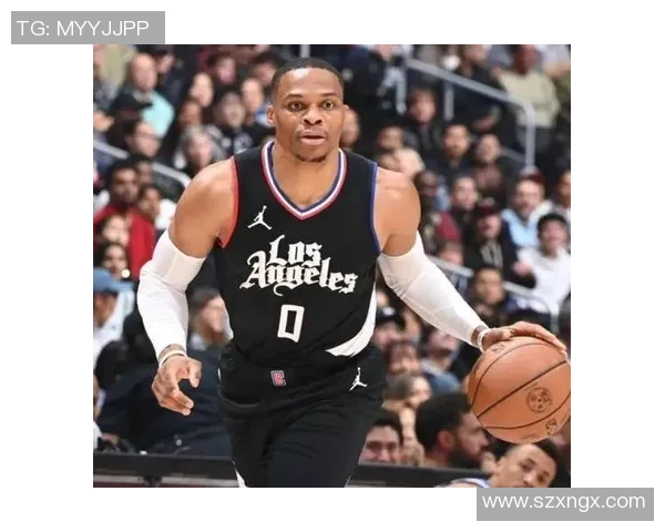 布鲁克洛佩斯的篮球旅程与成就解析：从新秀到明星的蜕变之路